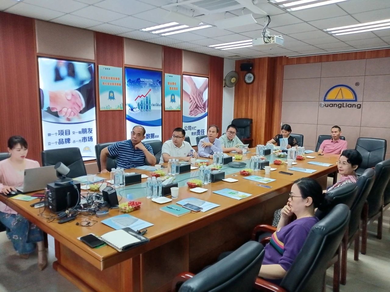 �����и�����������ί���̻���һ��ݰ��AG��˾���Ž�����̸ͬӪ����